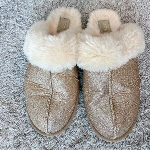 UGG women’s Scuffett II Cosmos Mule Slipper Size 10